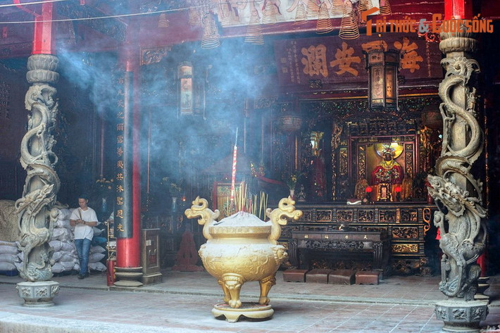 Mặt bằng kiến trúc hội quán gồm 3 tòa nhà ba gian nằm ngang tạo thành tiền điện, chính điện và hậu điện. Hai bên các điện thờ này là hai dãy nhà nằm dọc gồm tả điện, hữu điện, khu văn phòng... tạo thành một công trình khép kín như hình chữ khẩu. Giữa các tòa nhà là sân hoặc hành lang.
