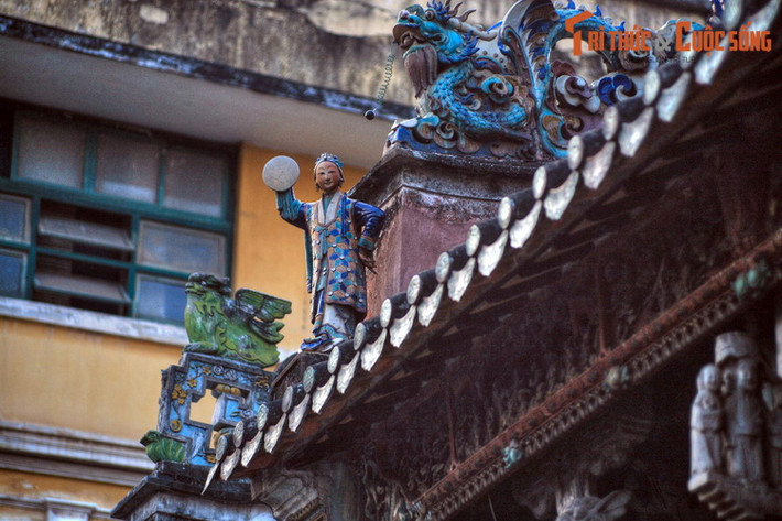 Một nét đặc sắc trong kiến trúc của chùa Bà Thiên Hậu - hội quán Tuệ Thành là các phù điêu bằng gốm được trang trí dày đặc từ trên nóc, mái, hiên chùa cho đến các bàn thờ, vách tường… Các sản phẩm này do 2 lò gốm Bửu Nguyên và Đồng Hòa ở Trung Quốc sản xuất vào năm 1908.
