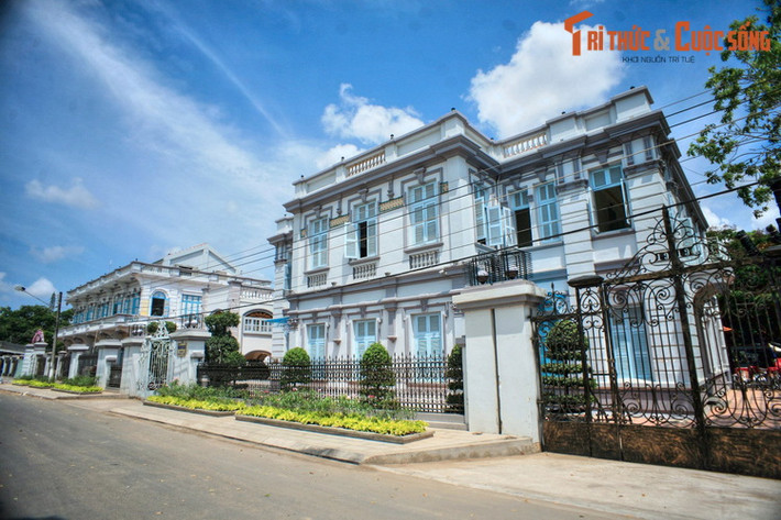 Tọa lạc tại số 13 Điện Biên Phủ, phường 3, TP. Bạc Liêu, dinh thự Công tử Bạc Liêu là công trình bề thể gắn liền với cuộc đời Trần Trinh Huy (1900-1974), vị thiếu gia ăn chơi khét tiếng Nam Kỳ lục tỉnh xưa.