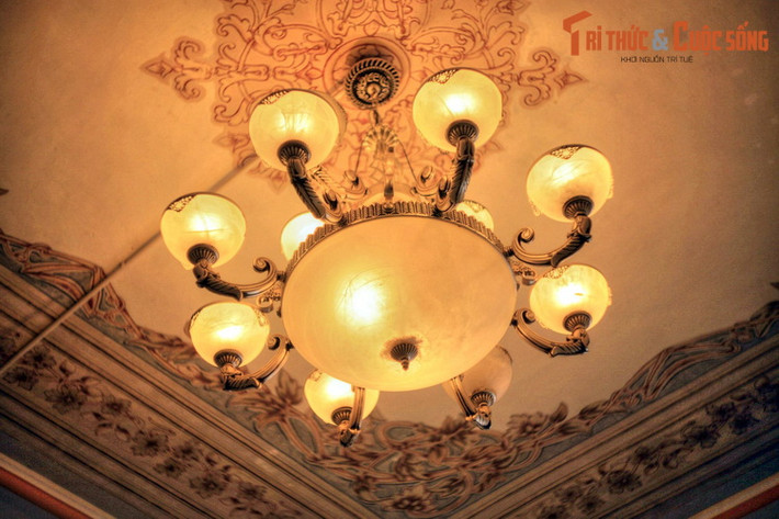 Giữa trần phòng khách là bộ đèn chùm lộng lẫy nhập khẩu từ Pháp .
