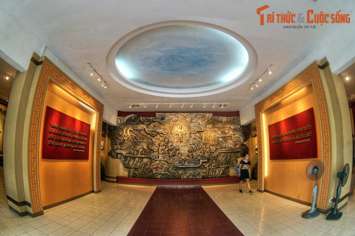 Cơ sở hạ tầng của Bảo tàng là khu nhà thuộc trại lính thông tin của Quân đội Pháp xưa. Đây là công trình tiêu biểu cho phong cách kiến trúc Tiền thuộc địa, thể hiện ở những khu nhà làm việc, nhà ở cho sĩ quan và binh lính Pháp buổi đầu đóng ở Hà Nội.
