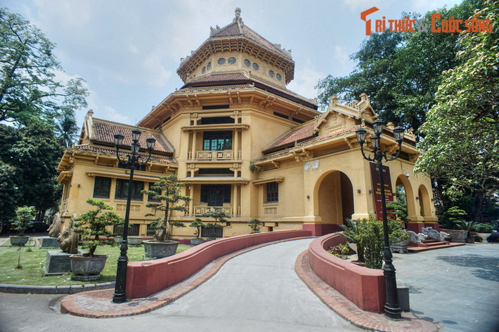 1. Tọa lạc tại số 1 Phạm Ngũ Lão, Hoàn Kiếm, Hà Nội, Bảo tàng Lịch sử Quốc gia Việt Nam là nơi tái hiện lịch sử văn hóa lâu đời và truyền thống đấu tranh anh dũng, kiên cường trong quá trình dựng nước và giữ nước của dân tộc Việt Nam.