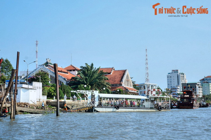 Cần Thơ. Sông Cần Thơ tạo nên bản sắc văn hóa sông nước đặc sắc của thành phố lớn nhất miền Tây. Bên sông có chợ Cần Thơ, là khu chợ cổ được xây đầu thế kỷ 20. Đoạn sông cách chợ khoảng 4 km là nơi tụ họp của chợ nổi Cái Răng, một trong các khu chợ nổi hiếm hoi còn hoạt động.