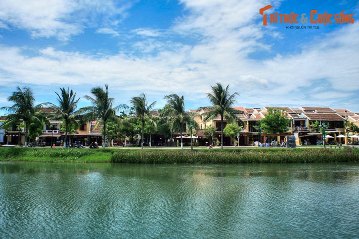 Hội An. Chảy qua thành phố Hội An, sông Thu Bồn gắn bó mật thiết với Di sản văn hóa thế giới Đô thị cổ Hội An. Hình ảnh những nếp nhà cổ kính soi bóng xuống dòng nước hiền hòa của dòng sông phố Hội đã ghi dấu vào tâm trí của rất nhiều du khách trong và ngoài nước.