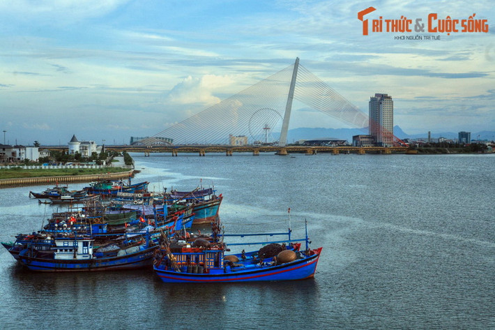 Đà Nẵng. Sông Hàn là dòng sông góp phần làm nên sự hấp dẫn của Đà Nẵng, thành phố lớn nhất miền Trung. Trên sông có nhiều cây cầu mang thiết kế độc đáo, nổi tiếng cả nước như cầu Rồng, cầu Trần Thị Lý, cầu quay Sông Hàn...