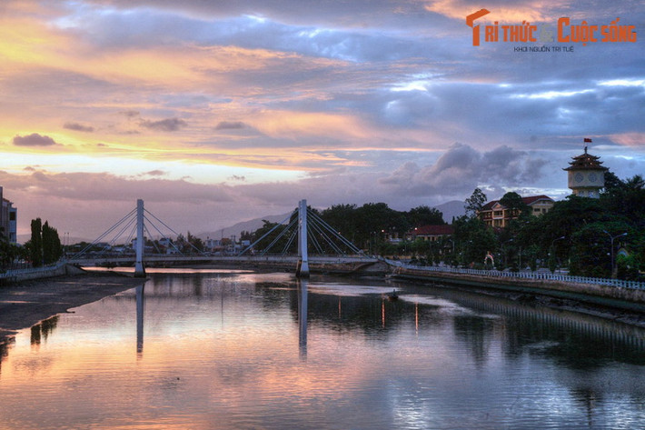 Phan Thiết. Sông Cà Ty tạo nên nhiều khung cảnh đẹp cho thành phố thủ phủ của tỉnh Bình Thuận. Hình ảnh tháp nước Phan Thiết soi bóng xuống dòng sông này đã trở thành một biểu tượng bất hủ, ghi dấu vào tâm thức của nhiều thế hệ cư dân sinh ra và lớn lên ở nơi đây.