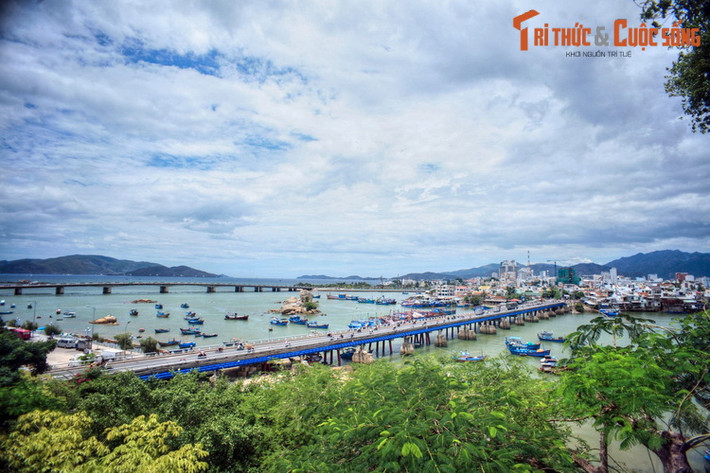 Nha Trang. Sông Cái là dòng sông có mối liên hệ sâu sắc với lịch sử và văn hóa của thành phố biển Nha Trang. Hình ảnh cầu Xóm Bóng bắc qua cửa sông Cái, nhìn từ khuôn viên tháp Po Nagar, là một phong cảnh điển hình gắn với ngành du lịch Nha Trang.