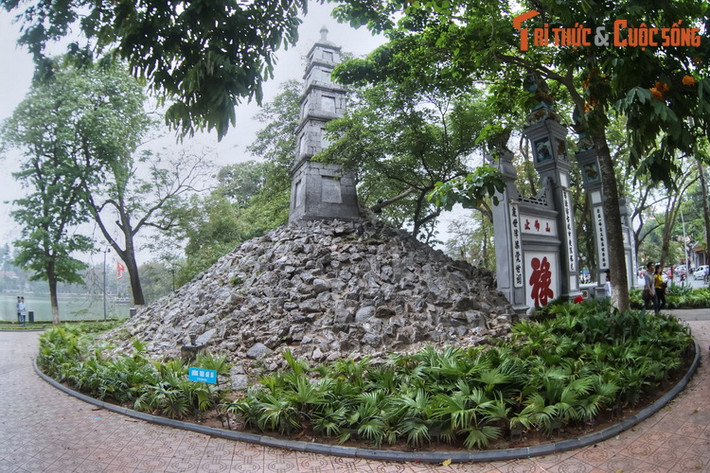 Trong con mắt của hầu hết du khách ghé thăm đền Ngọc Sơn ngày nay, núi Độc Tôn chỉ là một “gò đất vô danh” làm nền cho tháp Bút. Mấy ai biết đây từng là đài kỷ niệm chiến thắng của chúa Trịnh, và là dấu tích duy nhất còn sót lại của cung Khánh Thuỵ xưa...