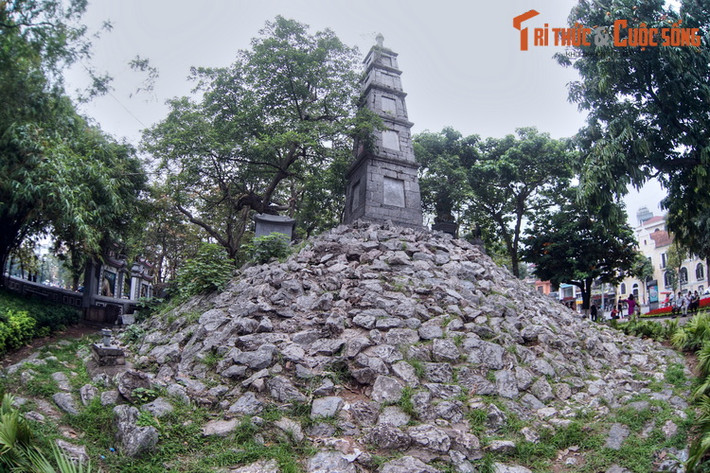 “...Từ ấy Núi là biểu tượng của võ công mà Tháp là biểu tượng của văn vật, cả hai dựa vào nhau mà tồn tại, lưu truyền”.