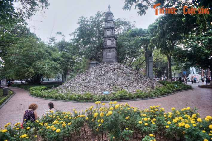 Dù là một “bộ đôi” không thể tách rời theo dụng ý của Nguyễn Siêu, nhưng theo dòng thời gian, người ta chỉ còn nhắc đến tháp Bút, còn lịch sử 4 thế kỷ của núi Độc Tôn hầu như rơi vào quên lãng.