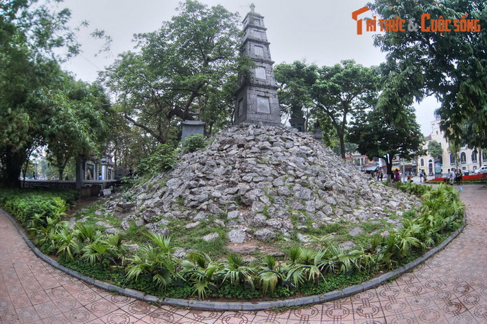 Trái với người anh ăn chơi trác táng, chúa Trịnh Doanh là người tài, cầm quân dẹp được nhiều cuộc nổi loạn ở Bắc Bộ. Ở cạnh lối vào cung Khánh Thuỵ, ông cho đắp gò bằng đá, gọi là núi Độc Tôn, nhằm kỷ niệm việc đập tan cuộc nổi dậy của quận Hẻo - Nguyễn Danh Phương ở vùng Tam Đảo