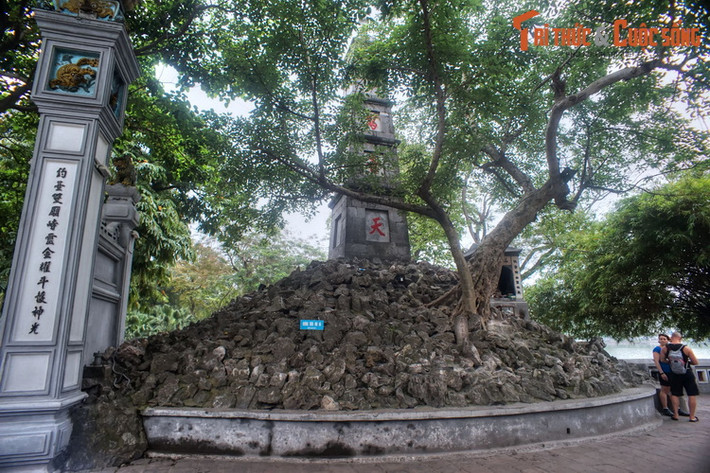 Đến năm 1865, Nguyễn Văn Siêu, danh sĩ nổi tiếng của Hà Nội, đã đứng ra sửa sang lại toàn bộ khu đền Ngọc Sơn. Trên núi Độc Tôn, ông cho xây dựng một tháp đá có đỉnh hình ngọn bút lông. Trên thân tháp có tạc ba chữ “Tả Thanh Thiên” có nghĩa là “viết lên trời xanh”.