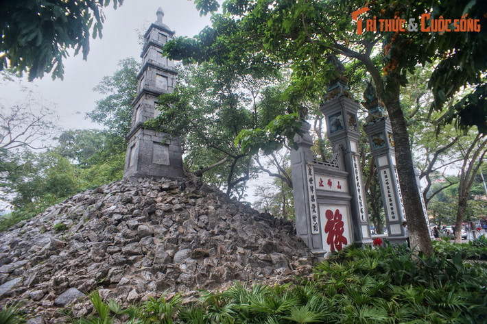 Ngược dòng lịch sử, vào khoảng năm 1735 – 1739, chúa Trịnh Giang cho xây trên đảo Ngọc ở hồ Hoàn Kiếm một cung điện gọi là cung Khánh Thuỵ làm nơi yến ẩm, vui chơi ngày hè. Sau khi Trịnh Giang bị dòng họ phế bỏ, người em là Trịnh Doanh lên ngôi chúa và kế thừa cung điện này.