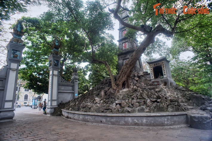Năm 1786, thời Lê Chiêu Thống, cung Khánh Thuỵ bị binh lính nổi loạn đốt phá. Sang thế kỷ 19, một ngôi chùa thờ Phật được dựng trên nền cũ của cung điện, rồi chùa lại chuyển thành đền thờ (đền Ngọc Sơn). Núi Độc Tôn vẫn đứng đó sau các đổi thay của thời cuộc.