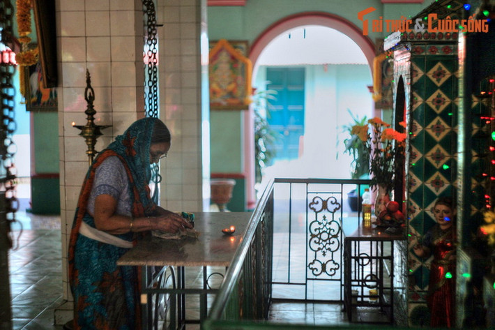 Ngược dòng thời gian, một cộng đồng người Ấn Độ đông đảo đã hình thành tại Sài Gòn từ cuối thế kỷ 19. Họ chia ra làm hai nhóm chính, đầu tiên là nhóm Bombay, đến từ các thành phố lớn như Bombay, New Delhi, Benares...