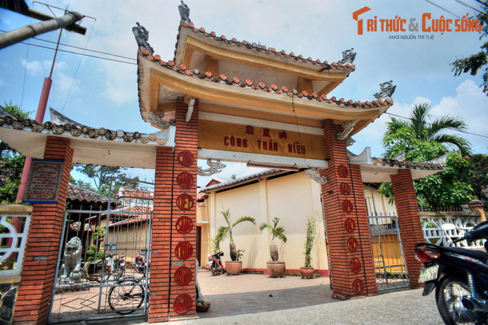 Tọa lạc tại phường 5, thành phố Vĩnh Long, miếu Công Thần là một trong 6 miếu Hội đồng của Nam Kỳ Lục tỉnh xưa. Đây là nơi gìn giữ và bảo quản 85 đạo sắc phong tượng trưng cho 85 vị công thần các thời Lê và Nguyễn.