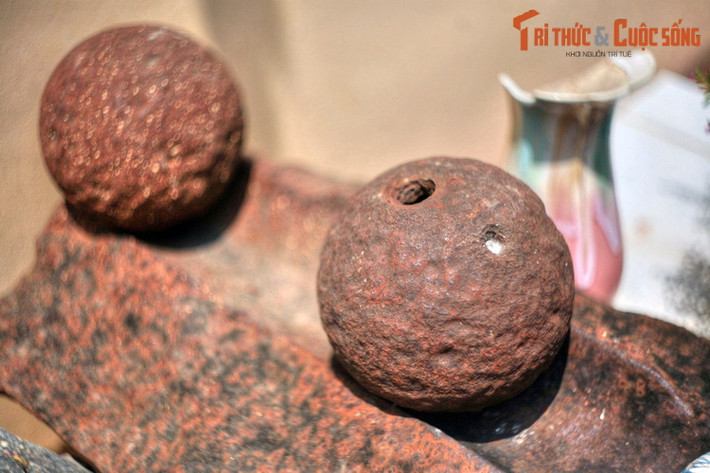 Do ngôi miếu tọa lạc ở một vị trí chiến lược nên ngay miếu, nhà Nguyễn đã cho đào hào dựng lũy, lập đồn canh và bố trí nhiều khẩu đại bác.