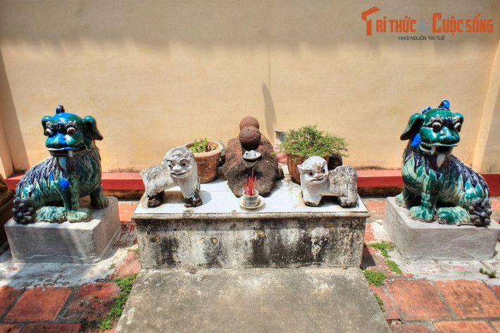 Trong sân miếu còn có cả một ban thờ hai viên đạn đặt trên một mảnh vỡ của khẩu đại bác thời Nguyễn. Điều này có một nguồn gốc lịch sử sâu xa.