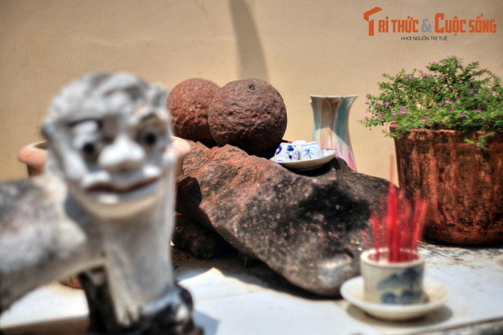 Ngược dòng thời gian, vào năm 1836, bên sông Cổ Chiên cách vị trí miếu Công Thần hiện tại khoảng 1km, có một ngôi miếu mang tên miếu Hội Đồng được xây dựng để thờ 85 đạo sắc phong.