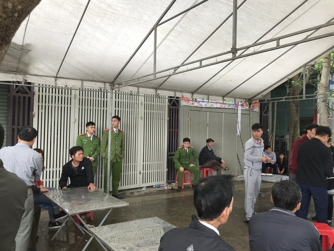Gây án xong, đối tượng lên ô tô chạy trốn, đến gần khu công nghiệp Nam Cấm thì đâm phải cột đèn đường. Sau khi xuống xe, Tuấn thấy nóng nực trong người nên vứt con dao trên tay, cởi hết quần áo, nhảy xuống sông Cấm tắm rồi bơi sang bờ bên kia.