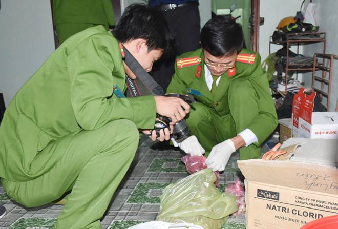 Bà Xuân đi về bãi cỏ dại ven đường cách nhà khoảng 30 m trong thời tiết giá lạnh. Khi thấy 1 túi nylon màu xanh, bà Xuân liền bỏ cháu vào túi rồi thắt chặt lại, giấu vào khu vực bãi cỏ để không ai phát hiện. Tiếp đó, bà quay về giả vờ nằm ngất trước cổng nhà hàng xóm, tạo hiện trường giả một vụ bắt cóc trẻ em. Sau khi được phát hiện, bà nói với mọi người là bị hai người lạ mặt cầm dao vào nhà khống chế, đe dọa rồi bắt cóc cháu bé.