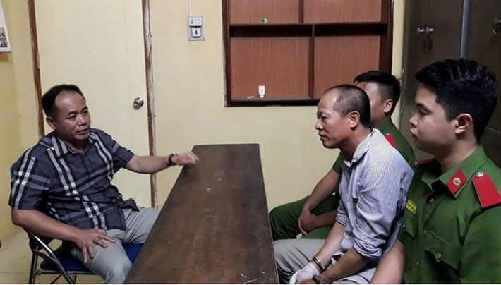 Đại tá Nguyễn Thanh Tùng – Phó Giám đốc CATP (áo kẻ), đấu tranh với đối tượng Nguyễn Văn Đông. Kẻ gây ra vụ thảm sát thuật lại mọi chuyện với thái độ bình thản.