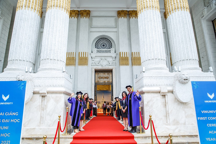 Bên cạnh học lực giỏi và các thành tích hoạt động nổi bật, các sinh viên trúng tuyển cần hội tụ phẩm chất AACC - theo chuẩn mô hình tuyển chọn của các trường Đại học tinh hoa trên thế giới. AACC gồm 4 tiêu chí: Tố chất học thuật vượt trội, Đam mê mãnh liệt, Tư duy sáng tạo, và Bản lĩnh kiên cường. Toàn bộ quy trình tuyển chọn diễn ra minh bạch, công bằng gồm các vòng xét tuyển hồ sơ và vòng quyết định then chốt là phỏng vấn trực tiếp từng thí sinh.