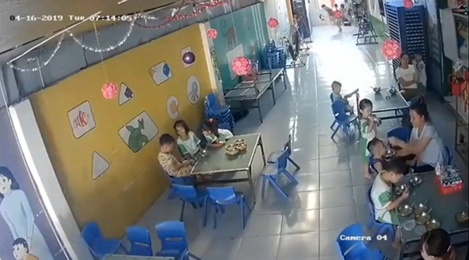 3. Đánh tới tấp vào đầu trẻ mầm non vì ăn không kịp nuốt: Chiều 27/4/2019, trên mạng xã hội lan truyền đoạn clip ghi lại cảnh một giáo viên đang làm việc tại nhóm mầm non tư thục Hoa Bách Hợp đút cơm cho một bé trai và liên tục có hành động đánh vào đầu bé, dùng muỗng nhét cơm liên tục vào miệng trẻ. Trong khi đó, hai bảo mẫu khác nhìn thấy nhưng không ai can ngăn.