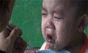 Cũng trong một lần cho bé N.T.H. ăn, Lý dùng tay đánh vào vai bé H. nhiều cái. Còn đối với Lê Thị Đông Phương trong quá trình cho bé N.T.H. ăn, Phương dùng tay tát nhiều cái vào mặt và bóp cổ bé H.. Ngoài ra khi cho bé T.T.L. ăn, Phương đã dùng chân kẹp hai chân bé L., bẻ ngửa cổ bé, bịt mũi đổ sữa vào miệng bé.