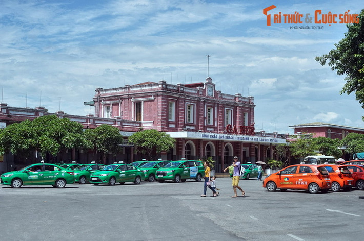 2. Tọa lạc tại phường Phường Đúc của thành phố Huế, ga Huế được người Pháp cho xây năm 1908, tên cũ là ga Trường Súng. Đây là một nhà ga cổ trên tuyến đường sắt Đông Hà - Đà Nẵng xưa.