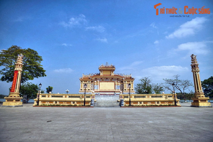 Công trình được xây dựng theo kiểu một bình phong lớn, có hai tầng, có mái che, xây trên nền hai bậc thềm. Chính giữa có hình huy chương treo trên một tấm kim khánh. Hai bên đài còn có hai trụ biểu.