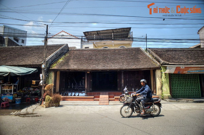 Dấu ấn thời gian của phố cổ Bao Vinh được thể hiện qua những ngôi nhà cổ. Theo thống kê, vào năm 1991, Bao Vinh còn 39 ngôi nhà cổ, niên đại từ 150 đến 200 năm tuổi. Đáng tiếc rằng cho đến nay chỉ còn 15 ngôi nhà cổ được gìn giữ, nằm xem kẽ giữa những ngôi nhà mới xây.