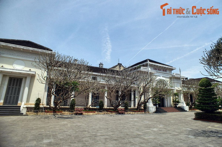 Tọa lạc tại số 3 Lê Lợi, Đại học Huế từng là trụ sở của Viện Dân biểu Trung Kỳ thời thuộc địa. Quá khứ xa xưa của ngôi trường được thể hiện qua tòa nhà mặt tiền mang kiến trúc phương Tây cổ điển khá ấn tượng, được xây năm 1927.