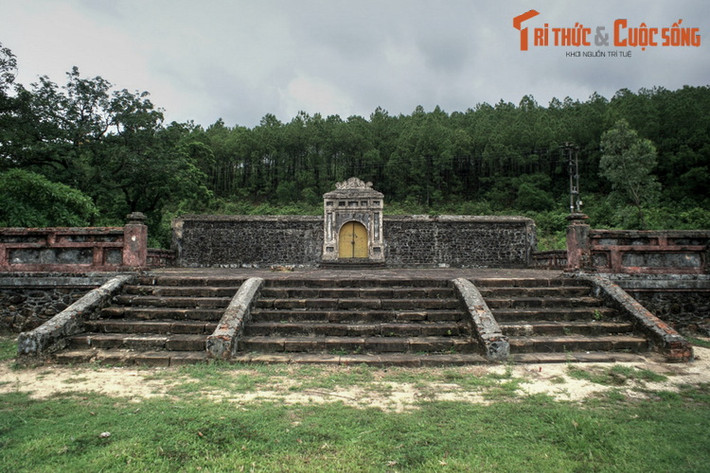 Theo Đại Nam Liệt Truyện, Nguyễn Phúc Luân là con thứ hai của Chúa Nguyễn Phúc Khoát. Do anh là Nguyễn Phúc Hạo mất sớm, ông được chọn để kế vị. Là người thông minh và có tài thao lược, ông được phong chức Chưởng Dinh, thường tham dự phiên họp với các đại thần.