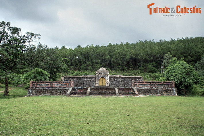 Nằm xã Thuỷ Bằng, thành phố Huế, lăng Cơ Thánh là nơi an nghỉ của Hưng Tổ Khang Hoàng Đế Nguyễn Phúc Luân (1733 – 1765), cha đẻ của vua Gia Long. Khu lăng mộ này còn có tên dân gian là lăng Sọ, gắn với một giai thoại được lưu truyền trong sử sách.