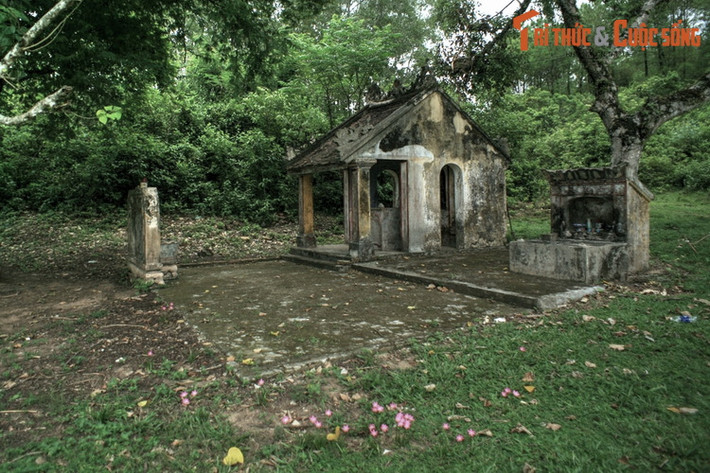 Khi ngư dân Nguyễn Ngọc Huyên mất, nhớ ơn ông đã giúp mình tìm lại di cốt thân phụ, vua Gia Long đã cho lập miếu thờ ông ngay bên cạnh lăng Cơ Thánh.