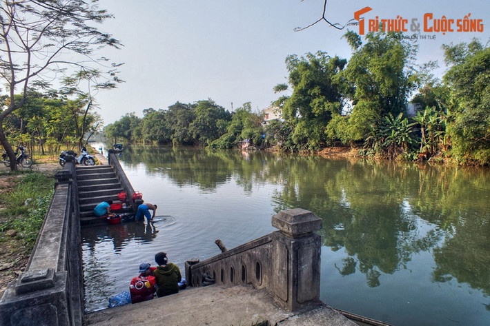 Theo thời gian, gia đình lính thuỷ dần dần định cư ven bờ sông ở khu vực làng Vạn Xuân, từ đó nhân dân gọi là làng Kẻ Vạn. Cũng từ đó nơi đây hình thành bến đò và chợ Kẻ Vạn.