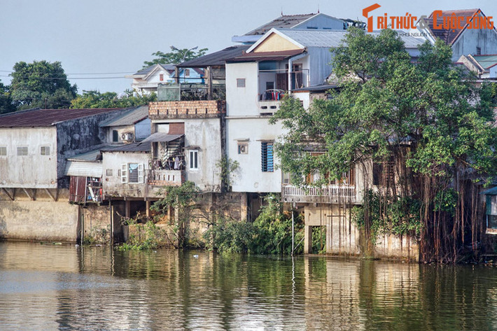 Ngoài chức năng phòng thủ, sông còn là tuyến đường thủy phục vụ nhu cầu giao thông, thương mại xung quanh Kinh thành Huế.