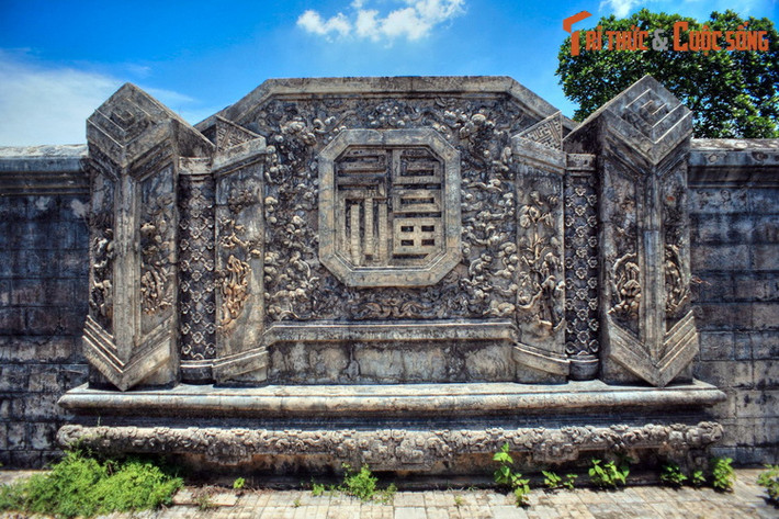 Sau Thạch ốc là bức bình phong hậu. Giữa bình phong có đắp chữ Phúc cùng hoa văn mây cuộn xung quanh, bên ngoài rìa có hình ảnh mãng cầu cùng cây sung ngụ ý “cầu cho sự sung túc”.
