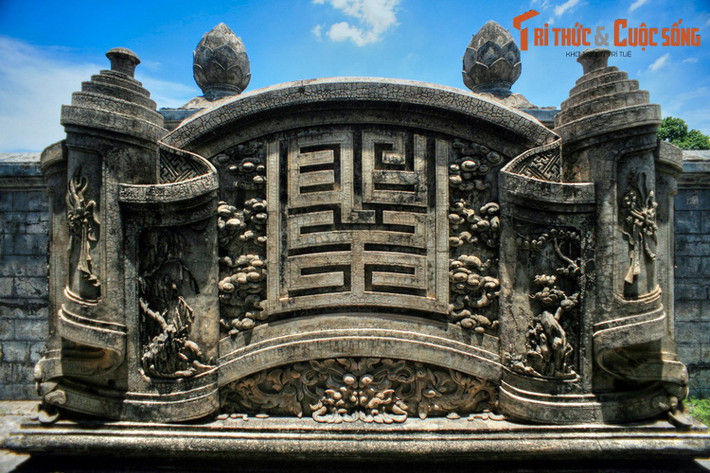 Sau Bửu thành môn là một tấm bình phong được tạo tác cầu kỳ. Mặt trước bình phong được đắp chữ Thánh, xung quanh là mây cuộn cùng họa tiết Vạn tự hồi văn, hai bên có các mô típ hoa lá. Mặt sau bình phong đắp hình “Song phụng vọng nguyệt”.
