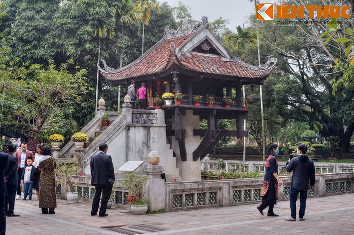Một truyền thuyết lại kể rằng, chùa được xây dựng theo giấc mơ của vua Lý Thái Tông. Theo đó, vào năm 1049, vua đã mơ thấy mình được Phật bà Quan Âm đưa lên tòa sen. Tỉnh dậy, nhà vua kể lại chuyện cho quần thần nghe và được nhà sư Thiền Tuệ khuyên dựng chùa có hình dáng như đài sen.