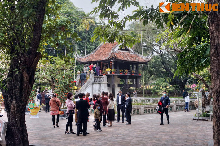 Nối tiếng với lối kiến trúc độc đáo gồm một điện thờ đặt trên một cột trụ duy nhất, chùa Một Cột hay Liên Hoa Đài (Đài Hoa Sen) là một biểu tượng lịch sử của Hà Nội cũng như nền văn hóa có bề dày ngàn năm của Việt Nam.