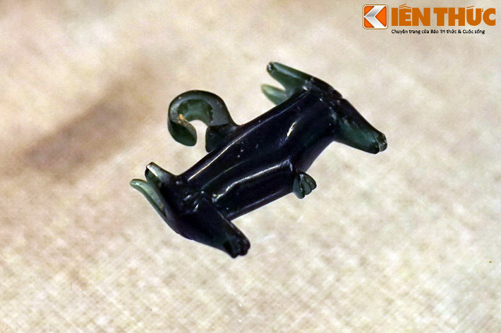  Khuyên tai hai đầu thú là tên gọi một loại hình đồ trang sức đặc sắc của cư dân văn hóa Đồng Nai, một nền văn hóa hưng thịnh ở khu vực Đông Nam Bộ vào khoảng 2.500 năm trước.