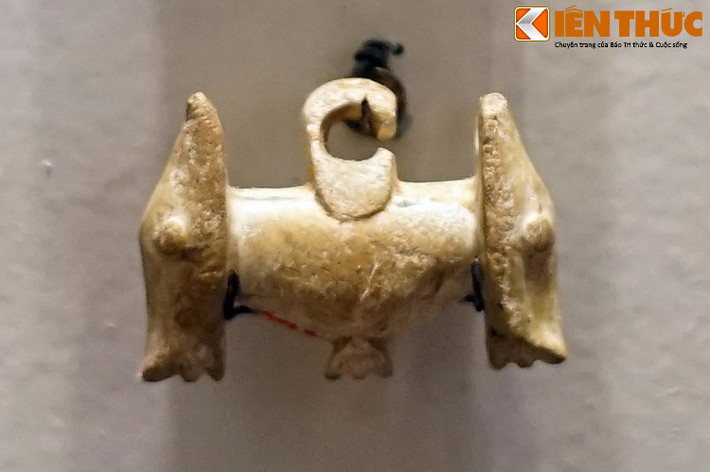 Hình tượng loài vật trên những chiếc khuyên tai này cho đến giờ vẫn là một ẩn số. Các nhà nghiên cứu cho rằng, đó có thể là một loài móng guốc như trâu, dê, ngựa, hay thậm chí là sao la.