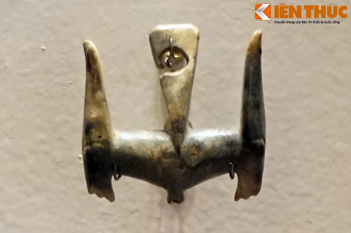 Các hiện vật này thường được làm bằng xương hoặc đá ngọc, chế tác cầu kỳ và đạt độ thẩm mỹ cao, có cấu trúc đồng nhất với vòng khuyên ở giữa, hai bên có hình hai chiếc đầu đối xứng nhau của một loài thú.