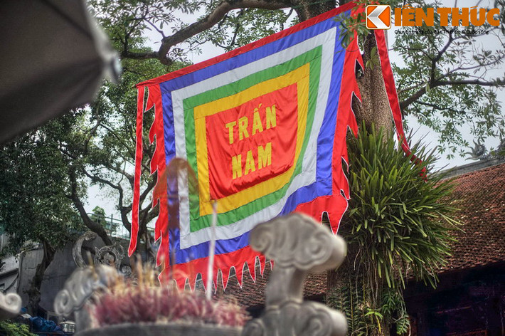 Hội đền và đình Kim Liên được tổ chức vào ngày 16/3 Âm lịch hàng năm. Ngoài lễ chính còn các lễ sóc vọng hàng tháng, lễ Kỳ an và lễ kỷ niệm ngày hoá của thần vào ngày 12/8 Âm lịch.