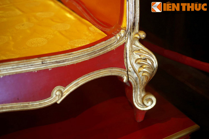 Chân giường được tạo hình hoa lá theo mô-típ Tây phương. Có thể nói, chiếc long sàng phản ánh khá rõ lối sống của vua Khải Định, một vị vua Việt rất chuộng các giá trị tân thời phương Tây.