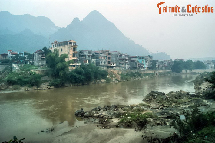 Nằm ở cực Bắc đất nước, tỉnh Hà Giang được du khách gần xa biết đến với cảnh quan ngoạn mục của cao nguyên đá Đồng Văn cùng những nét văn hóa đặc sắc của đồng bào các dân tộc nơi đây. Tên gọi của tỉnh này có lịch sử khá lý thú. (Ảnh trong bài: Sông Lô ở Hà Giang).