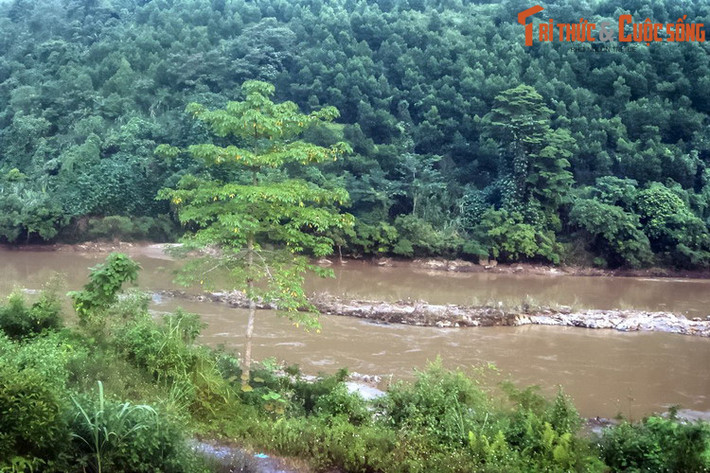 Trong hai con sông làm nên tên gọi Hà Giang, sông Lô là một dòng sông có vai trò đặc biệt quan trọng trong lịch sử Việt Nam. Với chiều dài 274 km, đây là một trong năm con sông dài nhất ở miền Bắc.