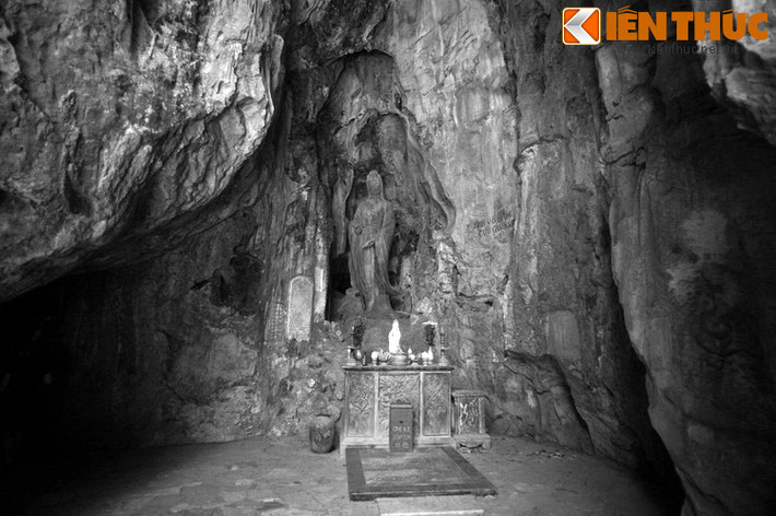 Một hôm, gian lều của ông cụ bị những tên vô lại đốt cháy. Ông cụ cầu cứu móng rùa. Bỗng nhiên quả trứng lớn bổng và lòng trứng hiện ra một cái hang đá có đủ giường chiếu sẵn sàng. Ông già vừa đặt mình xuống là ngủ thiếp ngay.